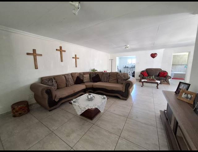 6 BEDROOM HOUSE FOR SALE IN LINMEYER